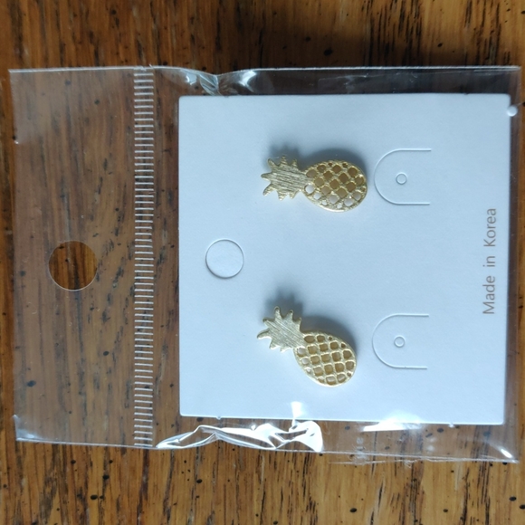 NWT Gold brushed pineapple stud earrings - Picture 2 of 3